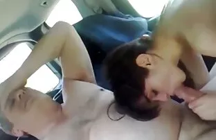XXX زن انحنا فيلم سكسي با حال بار خود را بر روی الاغ او