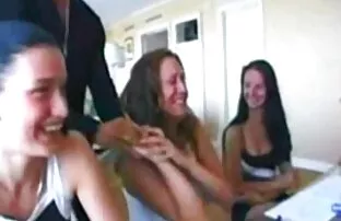 XXX برادر به تنهایی با خواهر خود باقی مانده بود و او فیلم سوپر خارجی باحال را به ترویج ارتباط جنسی در آشپزخانه