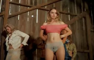 XXX کثیف, خانواده, زنای با محارم, مادر و دختر در موقعیت های مختلف بر روی نیمکت دانلود فیلم سوپر سکسی باحال